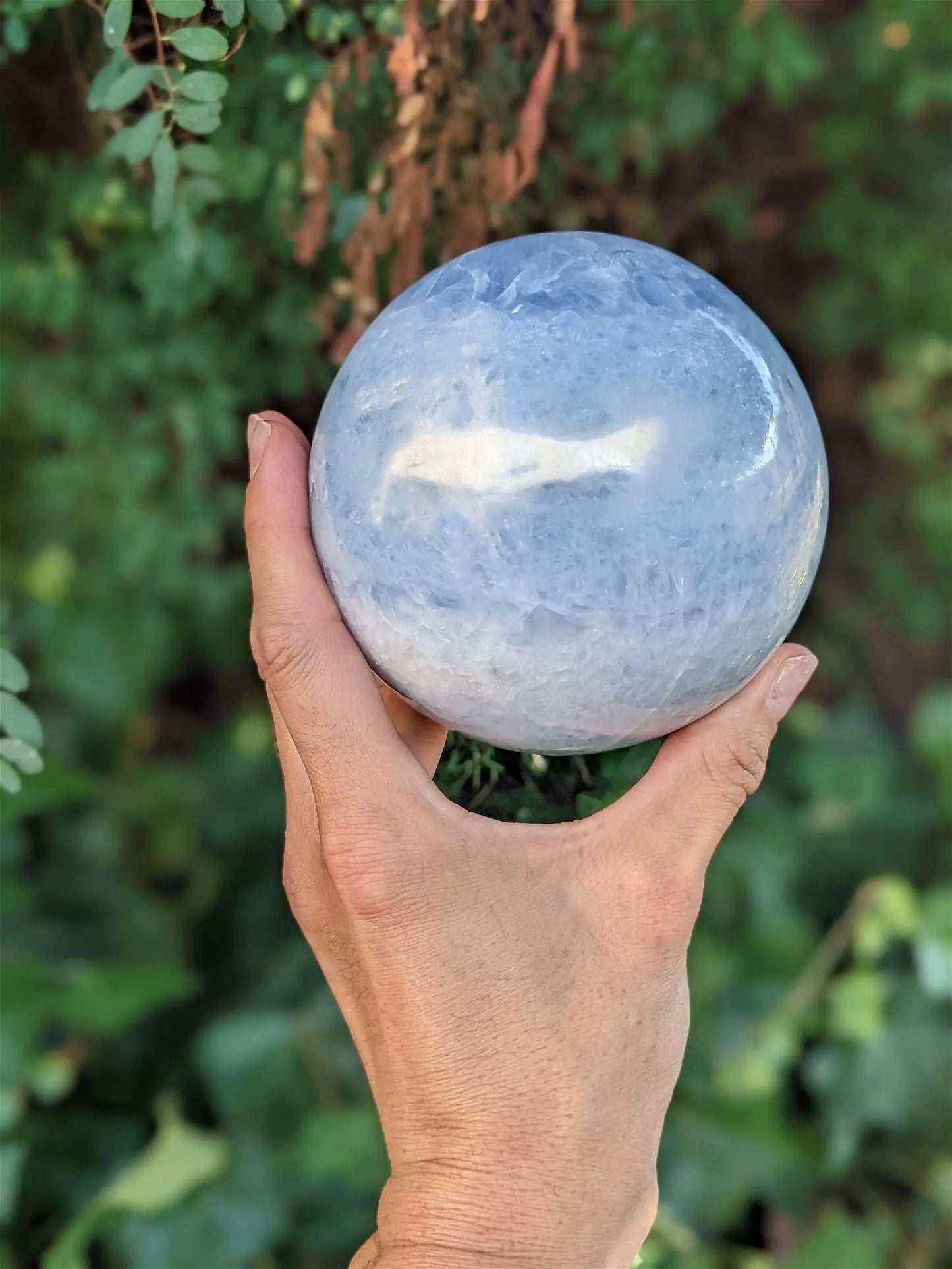 Sphère de calcite bleue à poser 1.682 kg / 10 cm - Aurore Lune