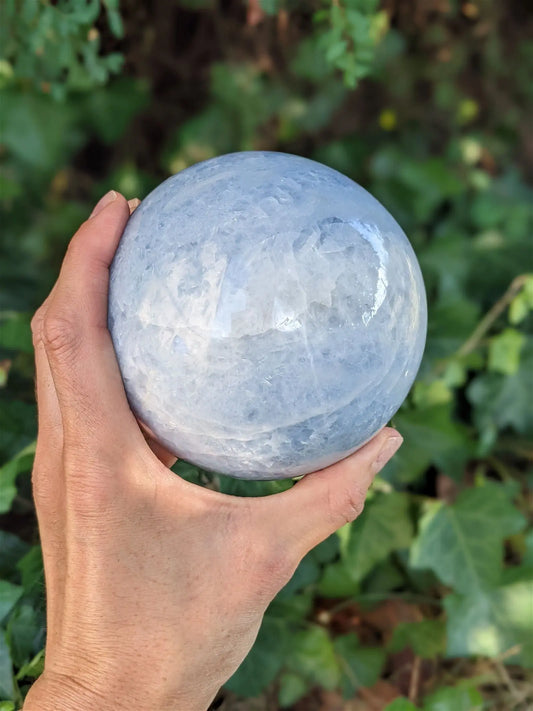 Sphère de calcite bleue à poser 1.682 kg / 10 cm - Aurore Lune