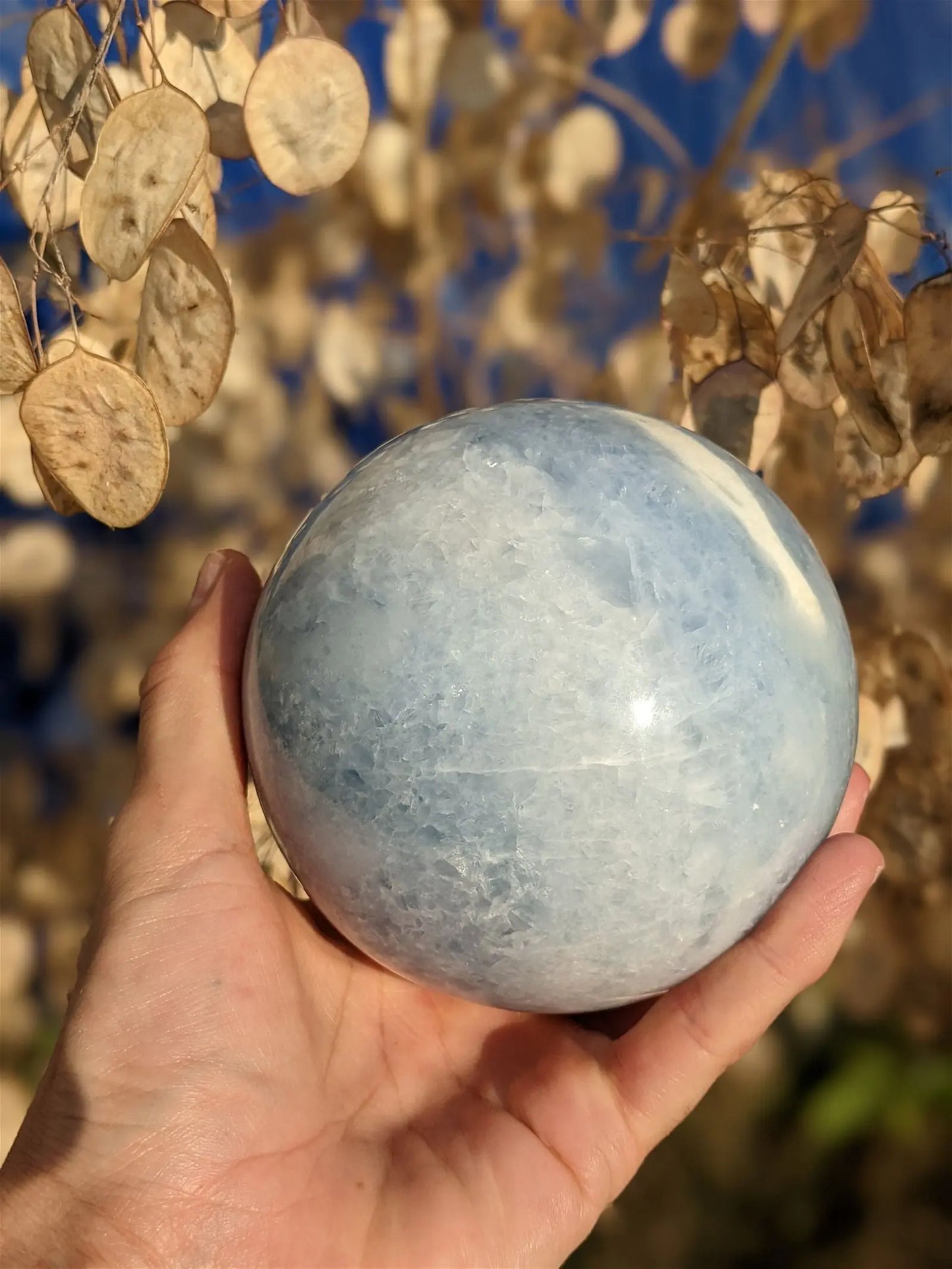 Sphère de calcite bleue à poser 1.682 kg / 10 cm - Aurore Lune
