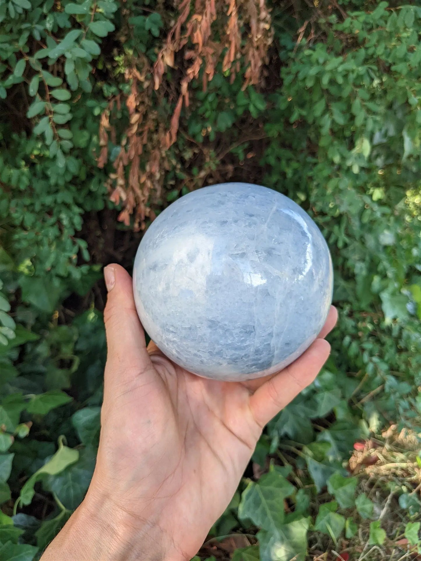 Sphère de calcite bleue à poser 1.682 kg / 10 cm - Aurore Lune