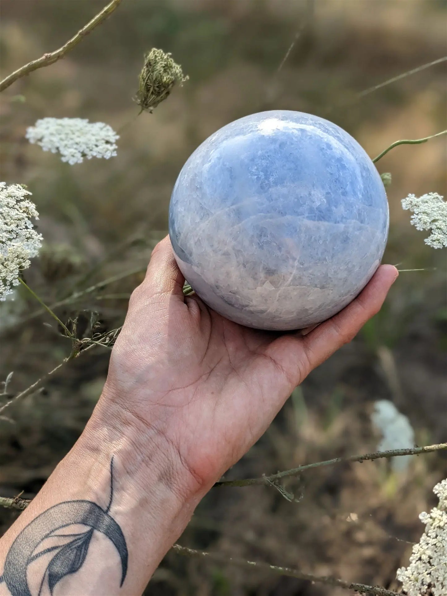Sphère de calcite bleue à poser 1.682 kg / 10 cm - Aurore Lune