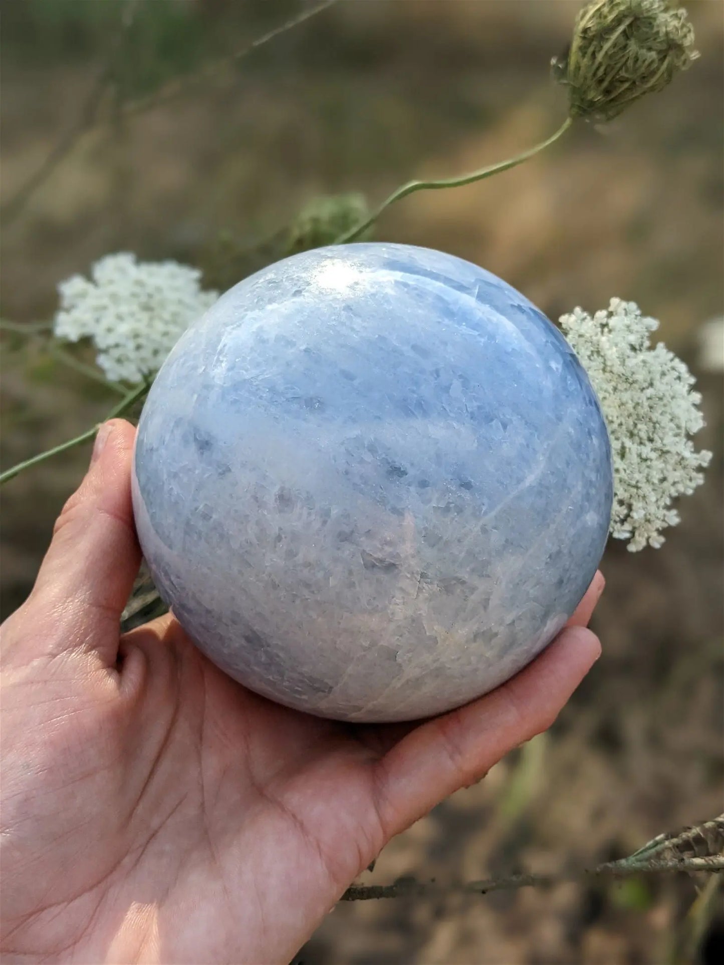 Sphère de calcite bleue à poser 1.682 kg / 10 cm - Aurore Lune