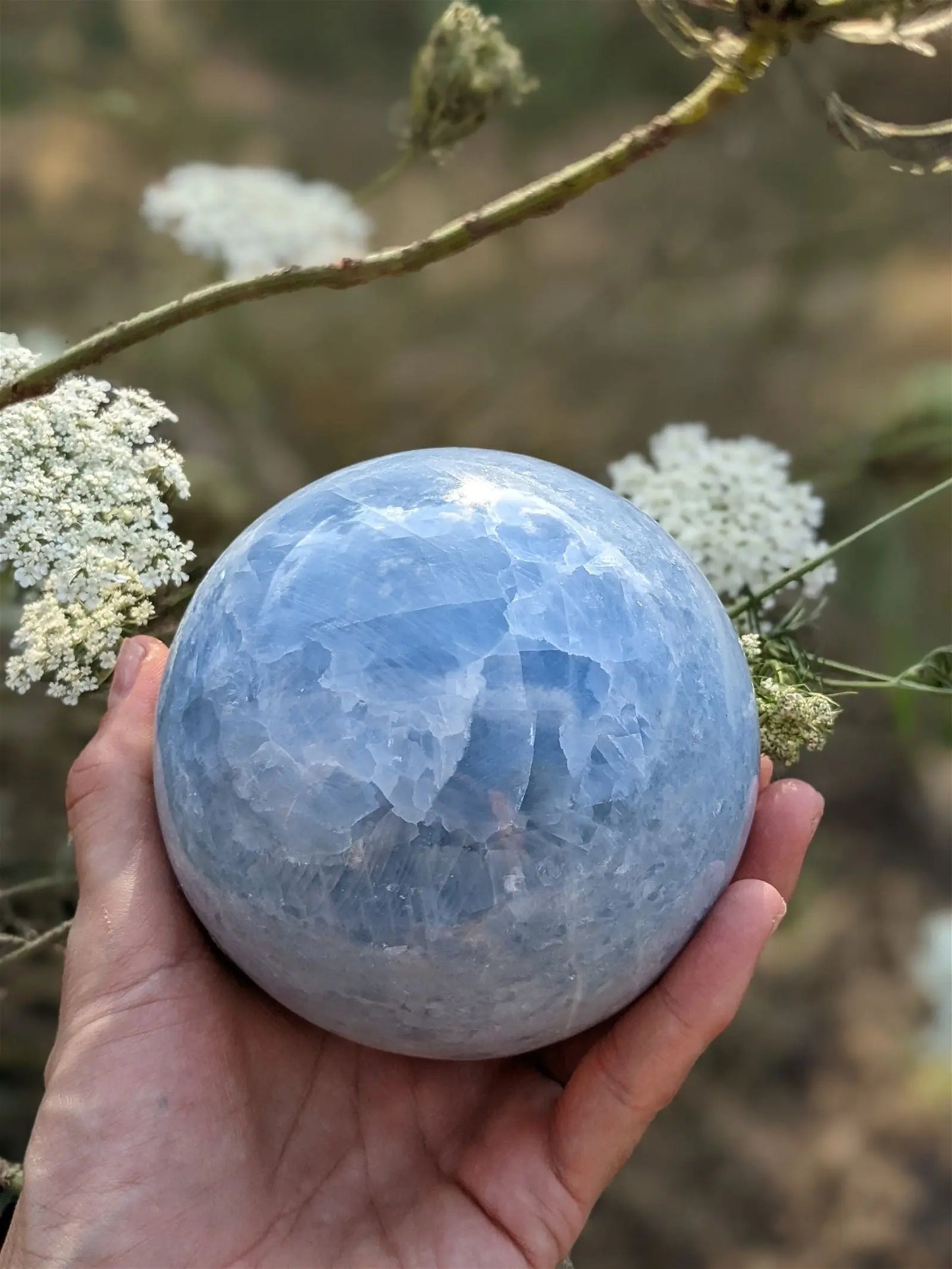 Sphère de calcite bleue à poser 1.682 kg / 10 cm - Aurore Lune