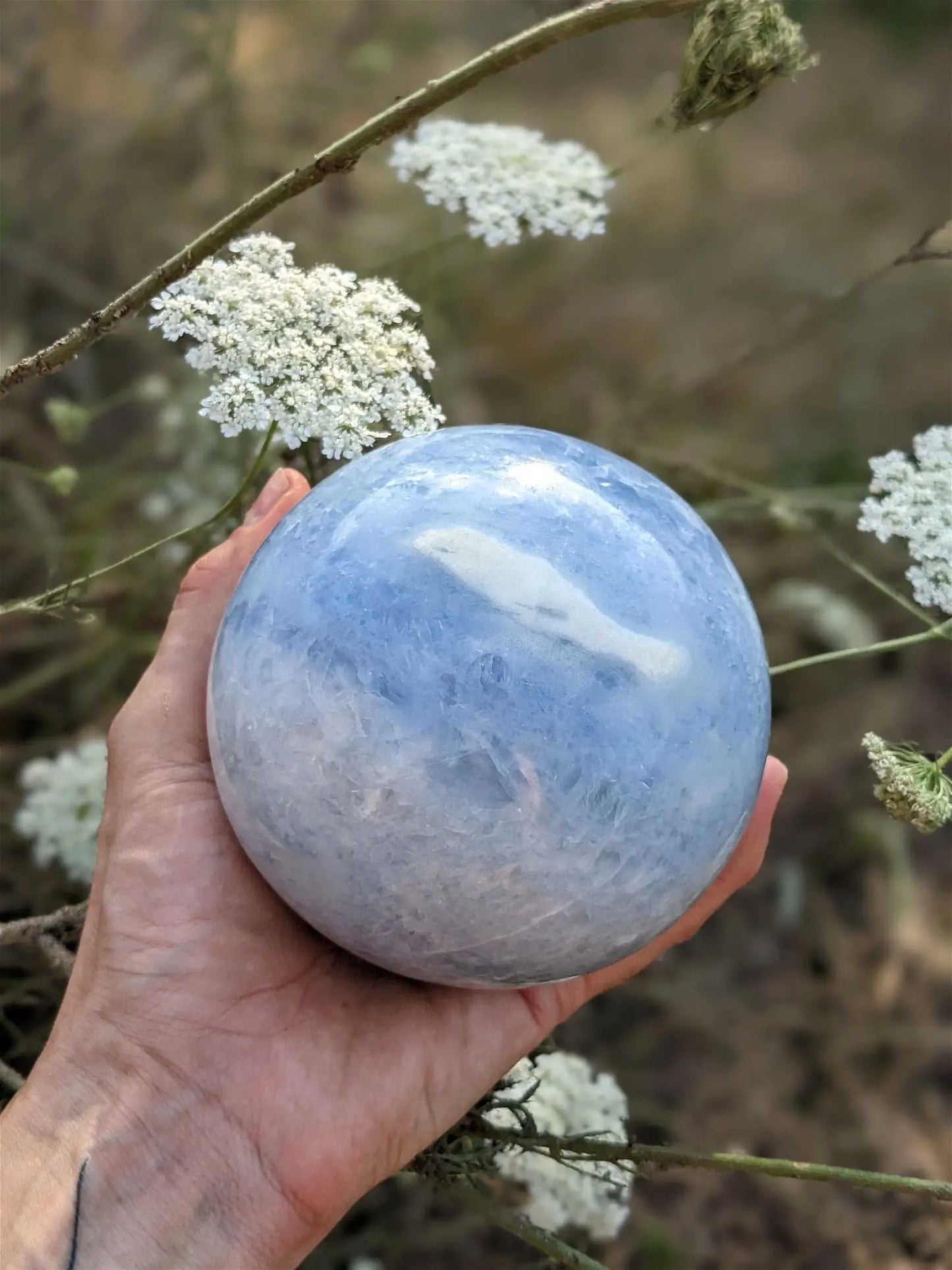 Sphère de calcite bleue à poser 1.682 kg / 10 cm - Aurore Lune