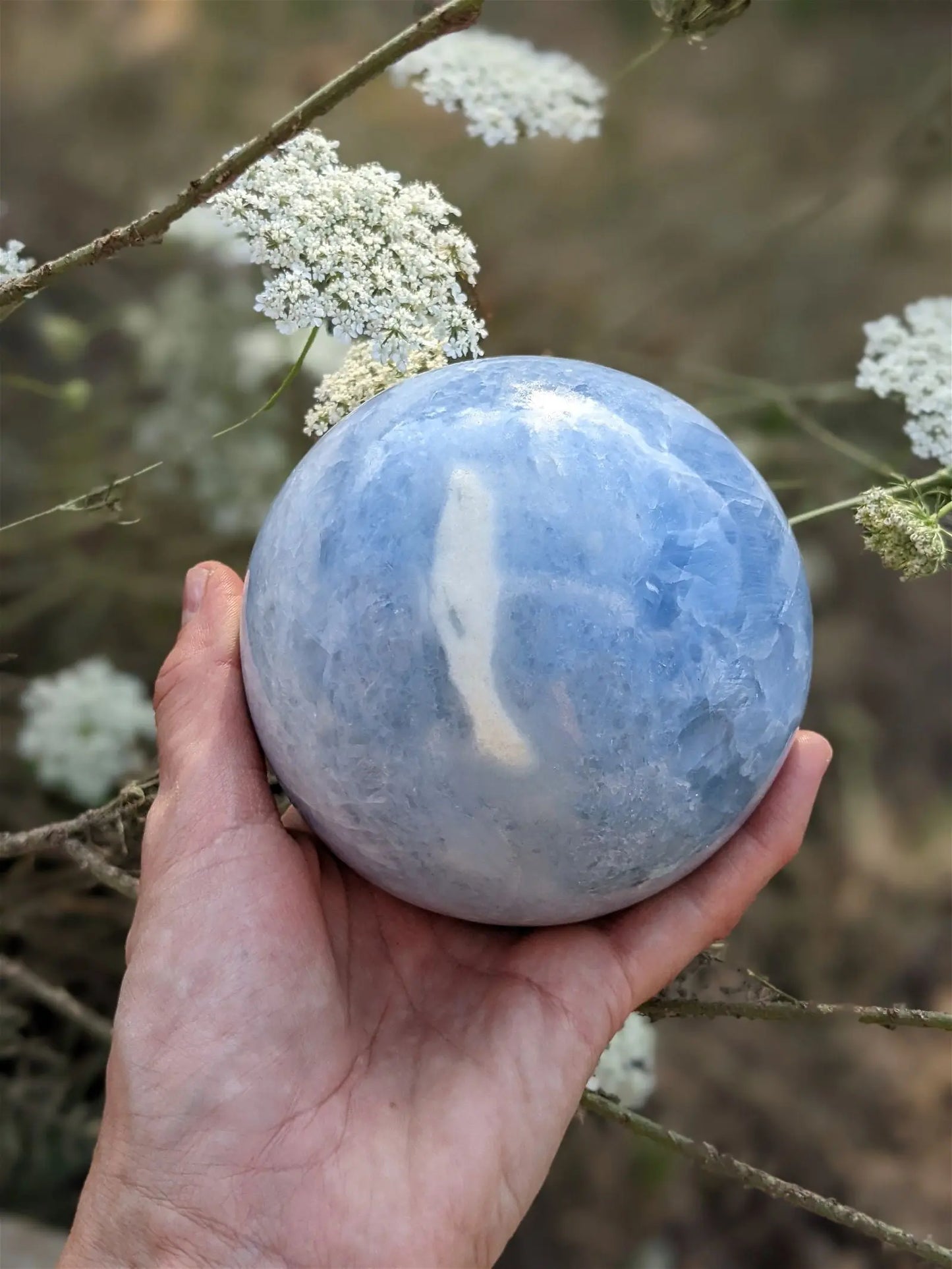 Sphère de calcite bleue à poser 1.682 kg / 10 cm - Aurore Lune