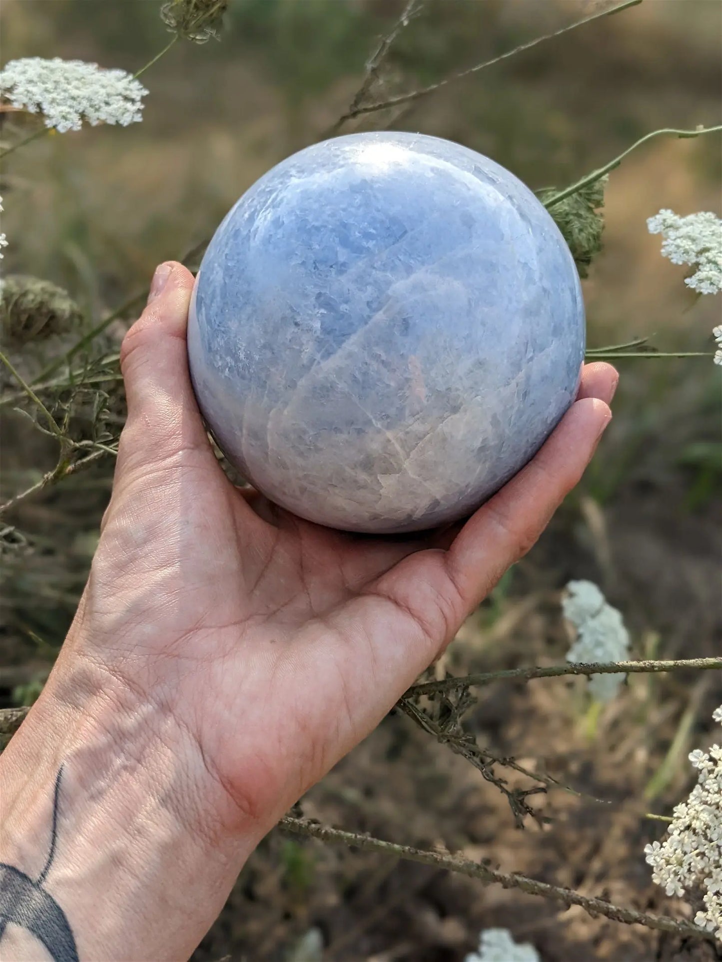 Sphère de calcite bleue à poser 1.682 kg / 10 cm - Aurore Lune
