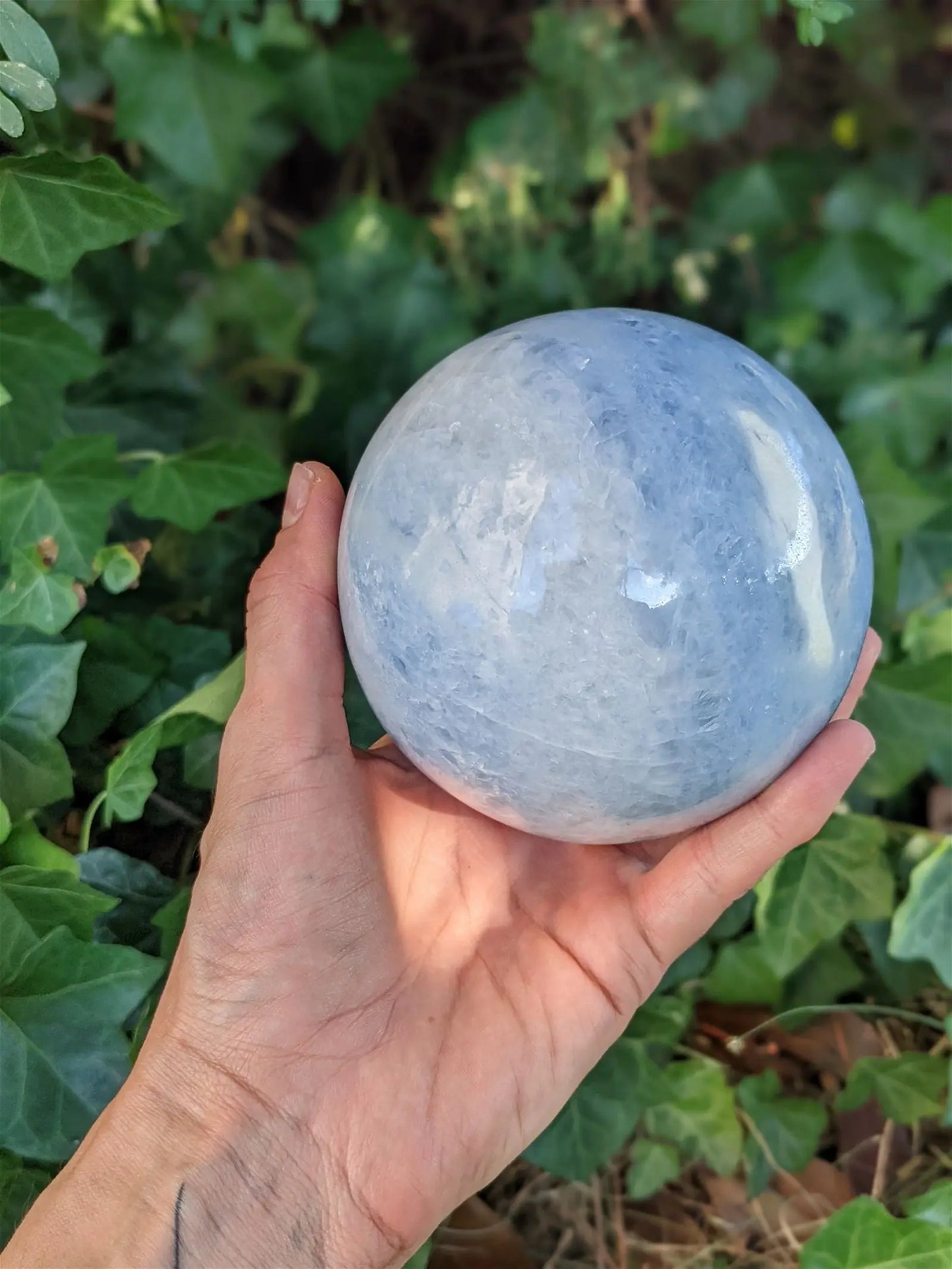 Sphère de calcite bleue à poser 1.682 kg / 10 cm - Aurore Lune