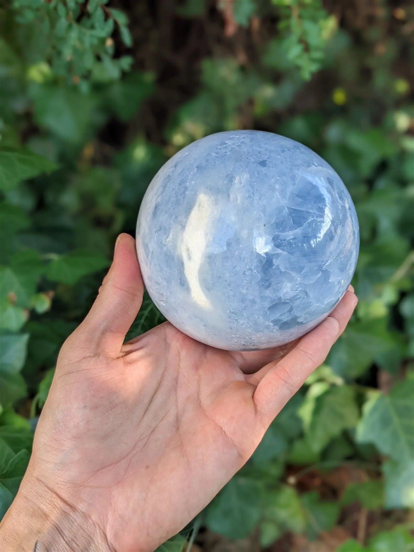 Sphère de calcite bleue à poser 1.682 kg / 10 cm - Aurore Lune