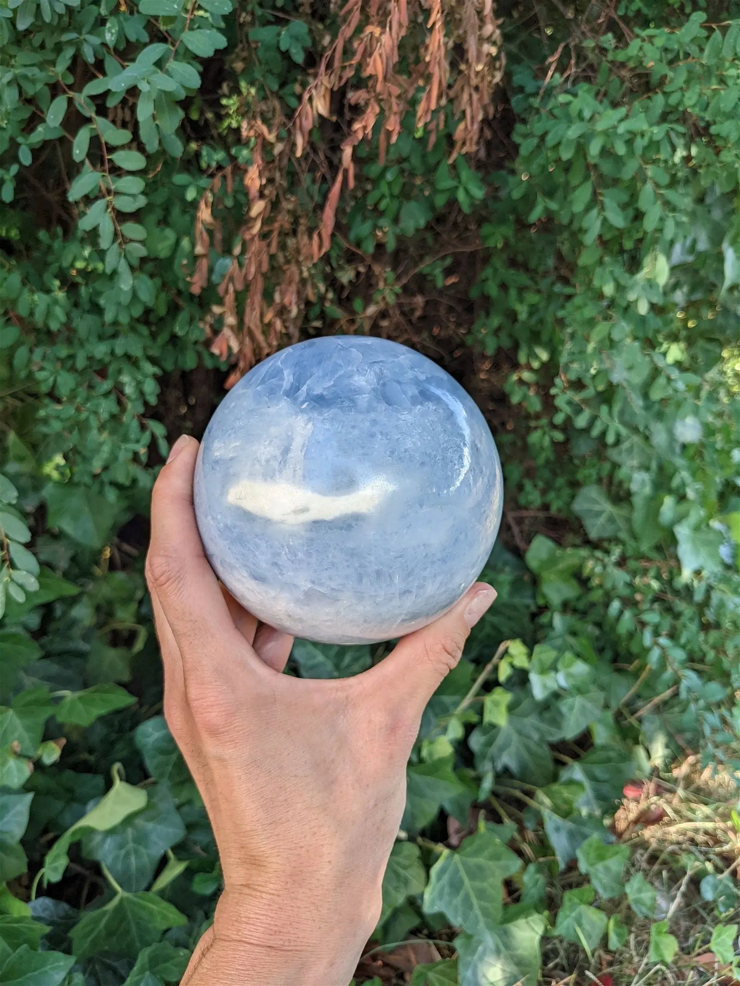 Sphère de calcite bleue à poser 1.682 kg / 10 cm - Aurore Lune