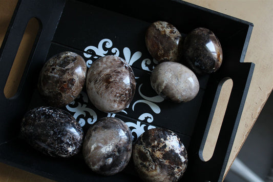 1 Galet d' opale noire ou cappuccino grand modèle - Aurore Lune