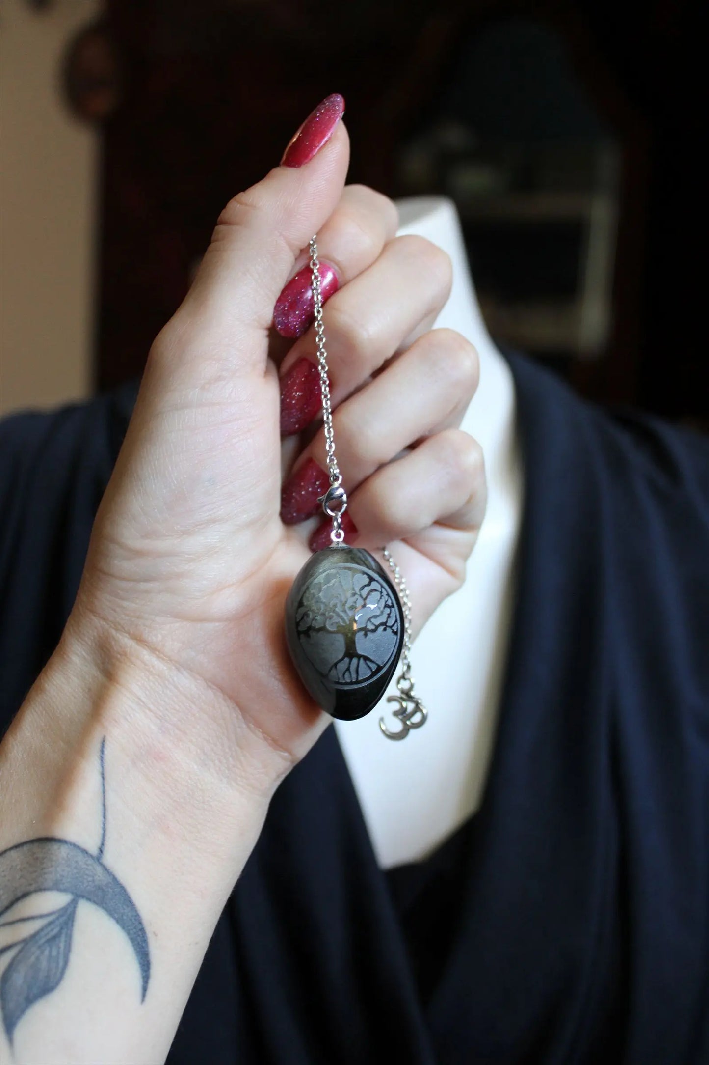 1 Pendule en obsidienne dorée gravé d'un Arbre de Vie - Aurore Lune
