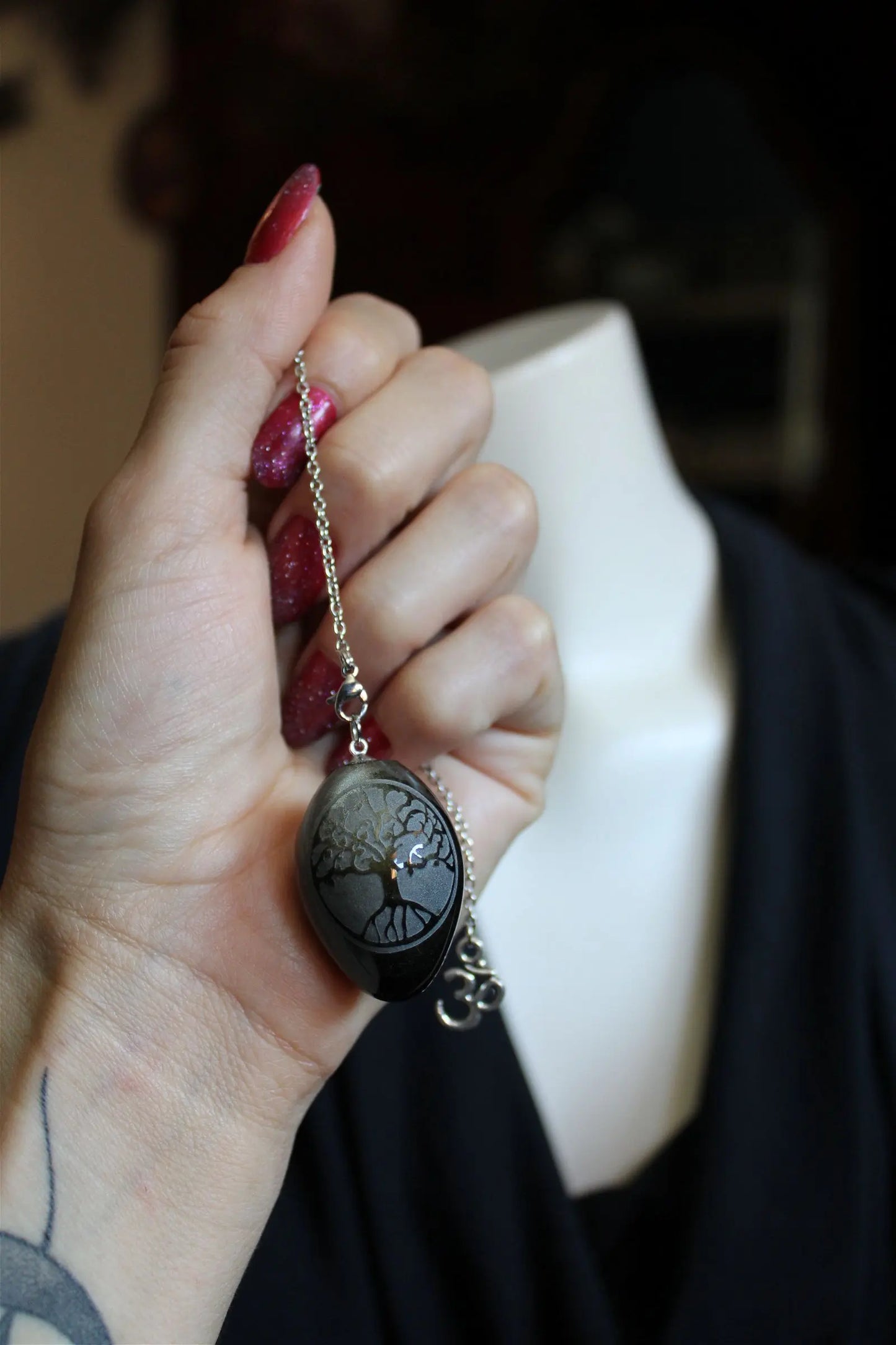 1 Pendule en obsidienne dorée gravé d'un Arbre de Vie - Aurore Lune