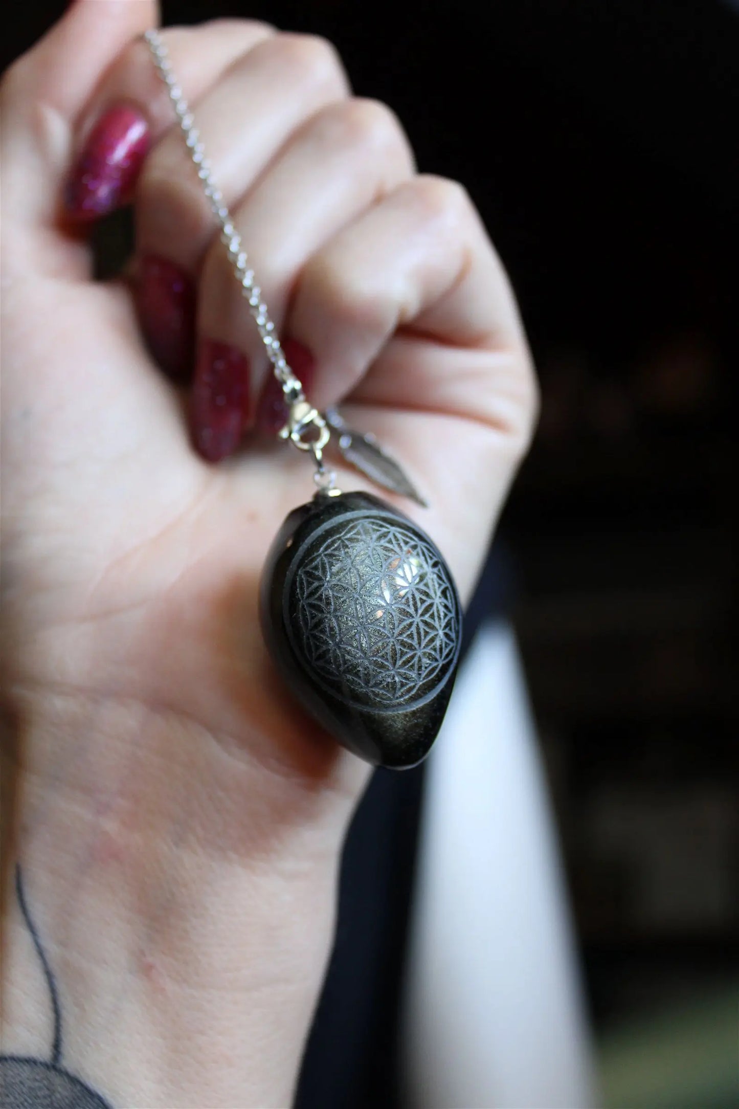 1 Pendule en obsidienne dorée gravé d'une Fleur de Vie - Aurore Lune
