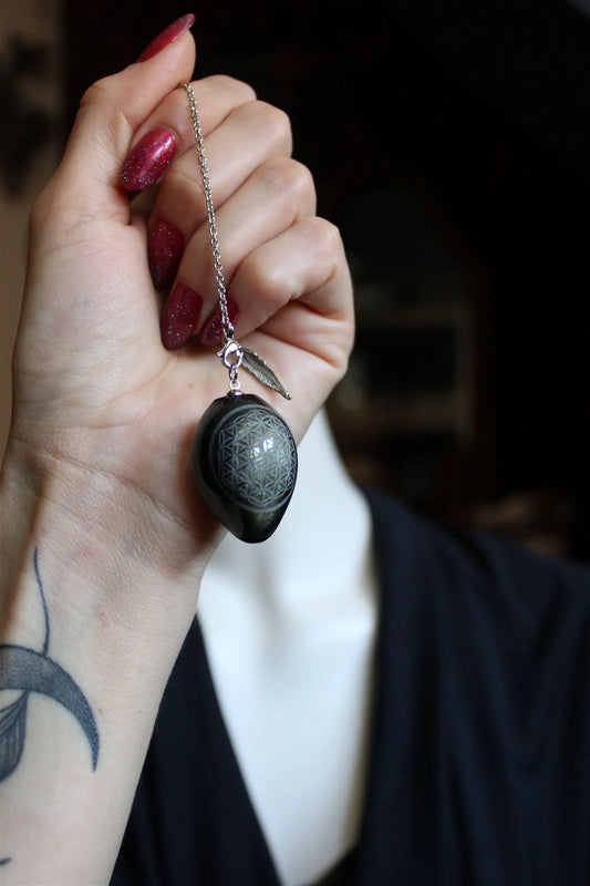 1 Pendule en obsidienne dorée gravé d'une Fleur de Vie - Aurore Lune