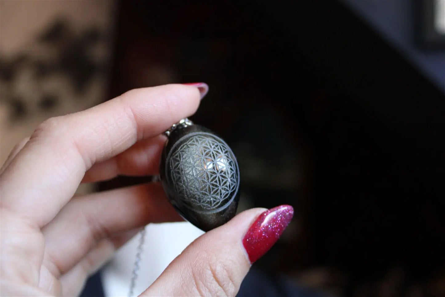 1 Pendule en obsidienne dorée gravé d'une Fleur de Vie - Aurore Lune