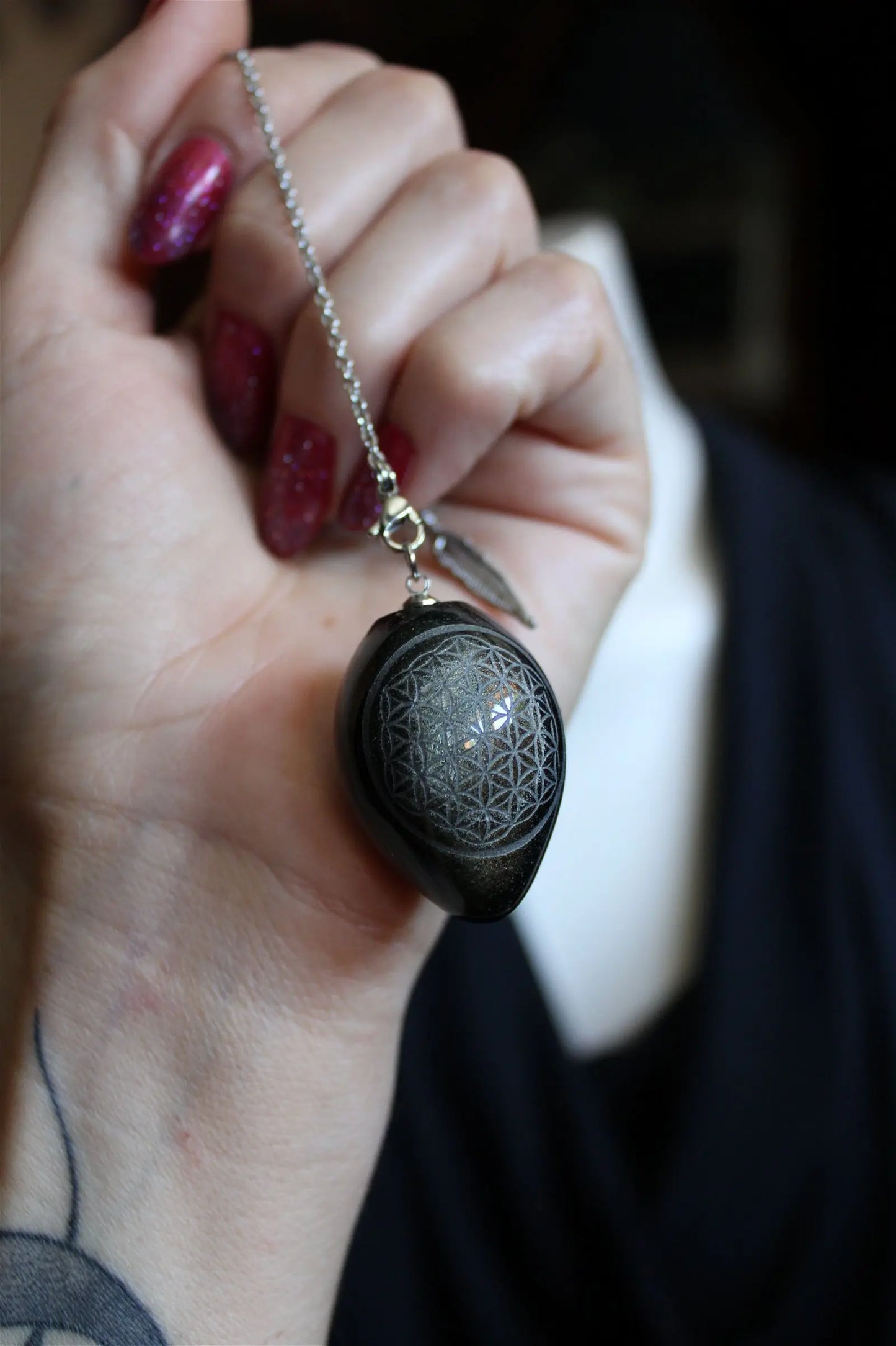 1 Pendule en obsidienne dorée gravé d'une Fleur de Vie - Aurore Lune