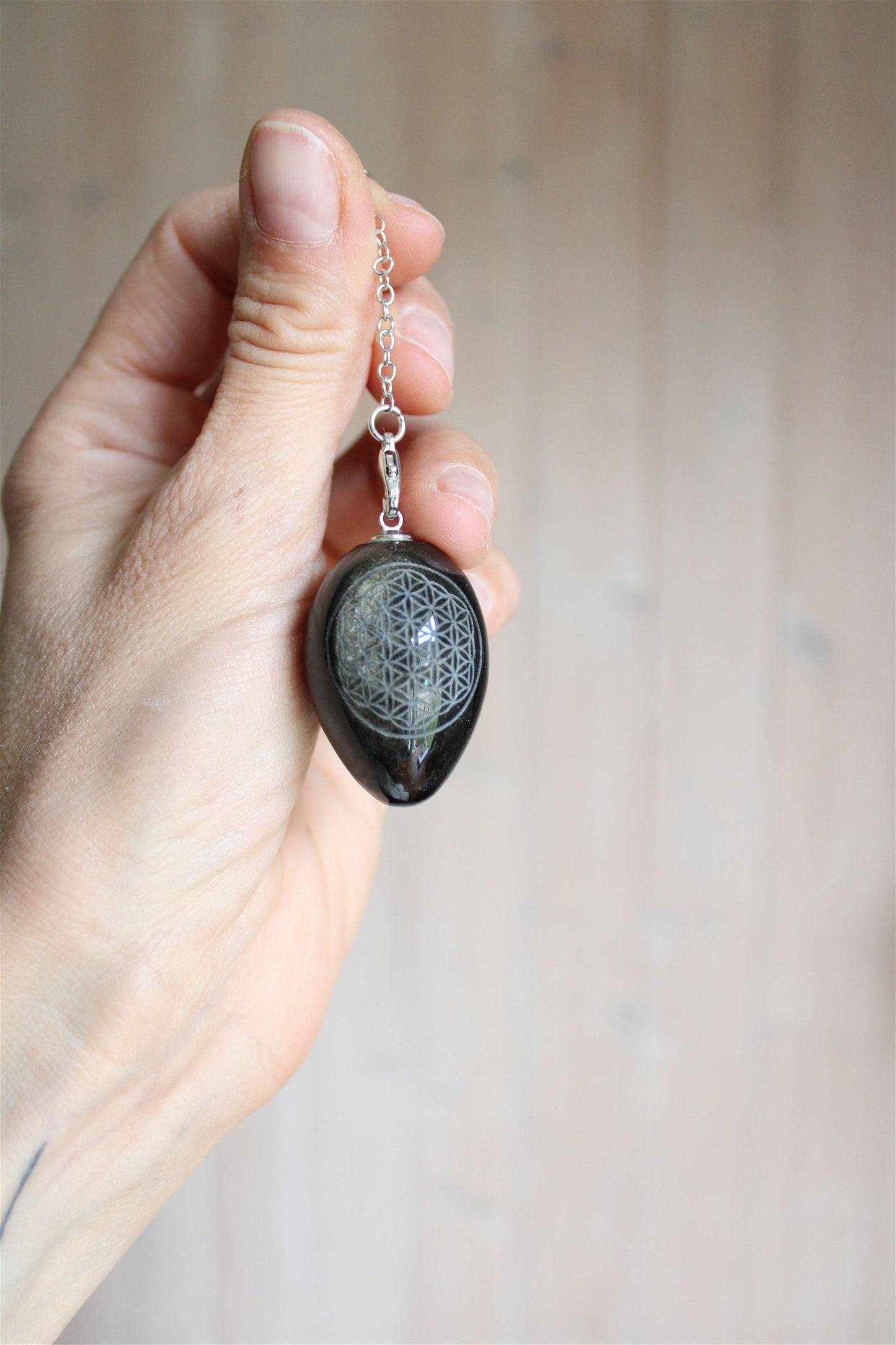 1 Pendule en obsidienne dorée gravé d'une Fleur de Vie - Aurore Lune
