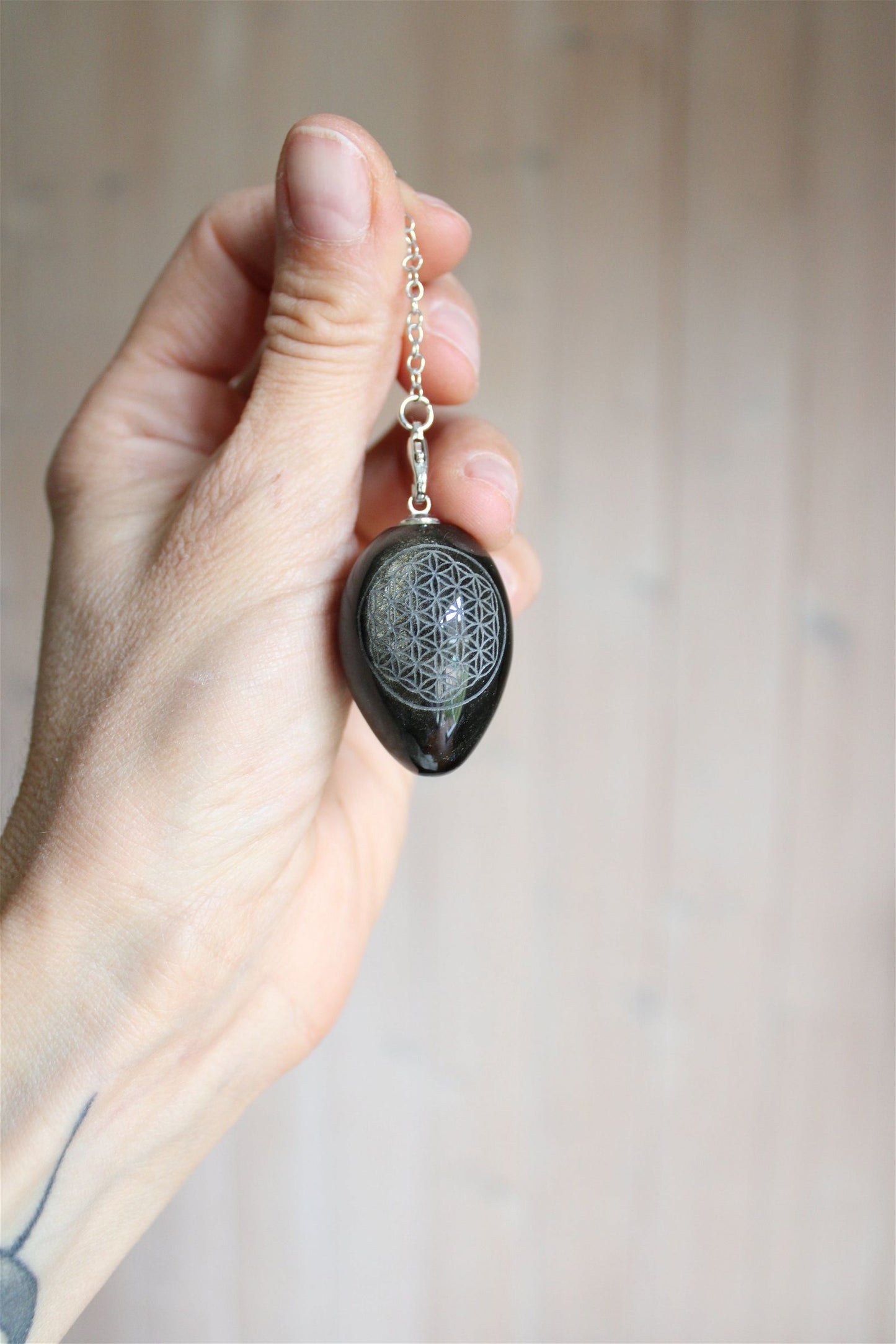 1 Pendule en obsidienne dorée gravé d'une Fleur de Vie - Aurore Lune