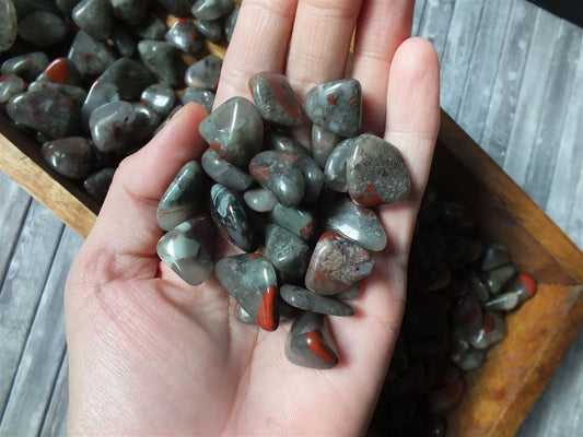 1 Pierre roulée en jaspe héliotrope ou sanguin - Aurore Lune