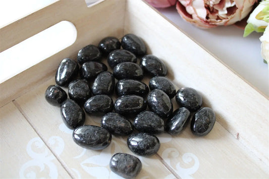 1 Pierre roulée nuumite du Groenland - Aurore Lune