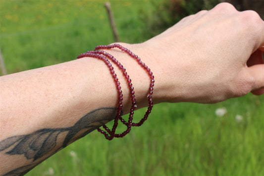 1 bracelet élastiqué en grenat à facettes - Aurore Lune