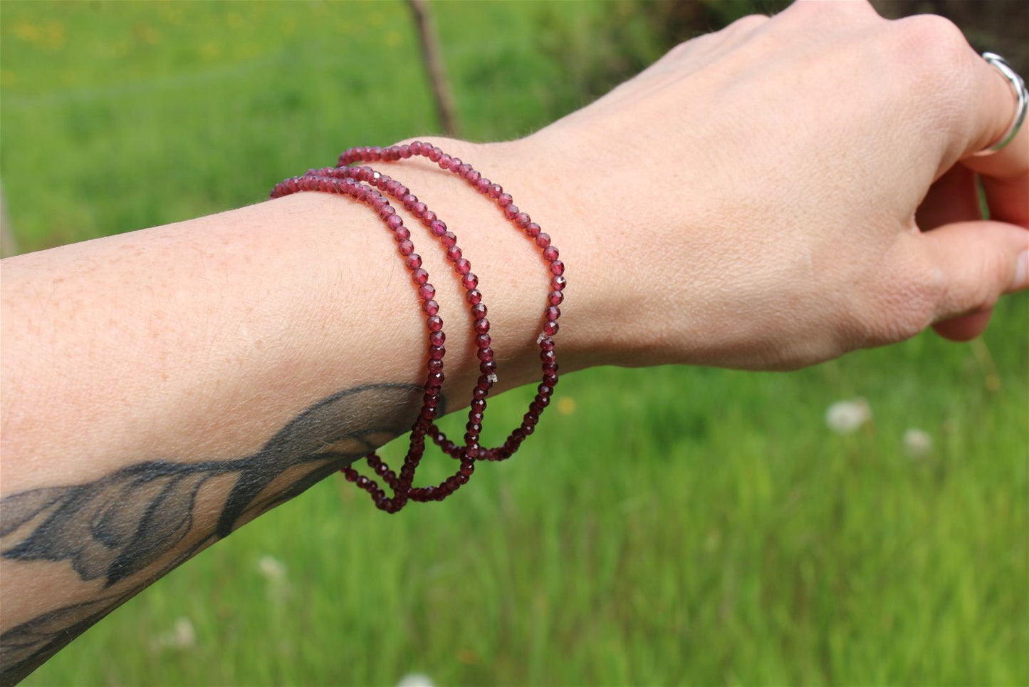 1 bracelet élastiqué en grenat à facettes - Aurore Lune