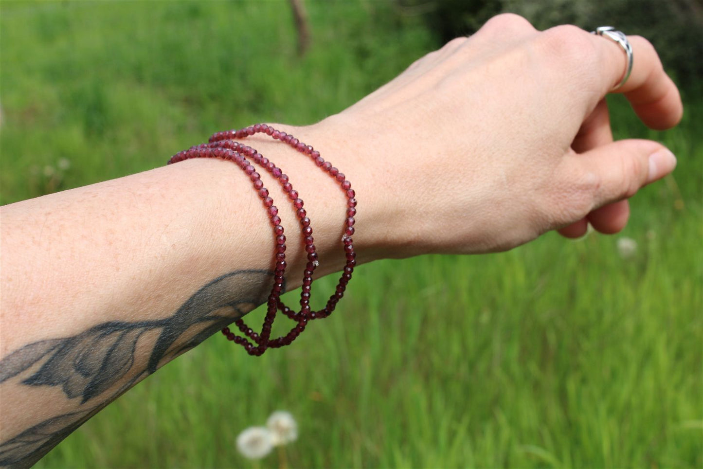 1 bracelet élastiqué en grenat à facettes - Aurore Lune