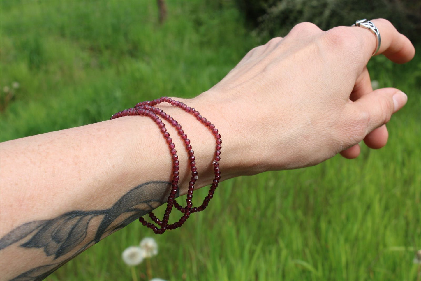 1 bracelet élastiqué en grenat à facettes - Aurore Lune
