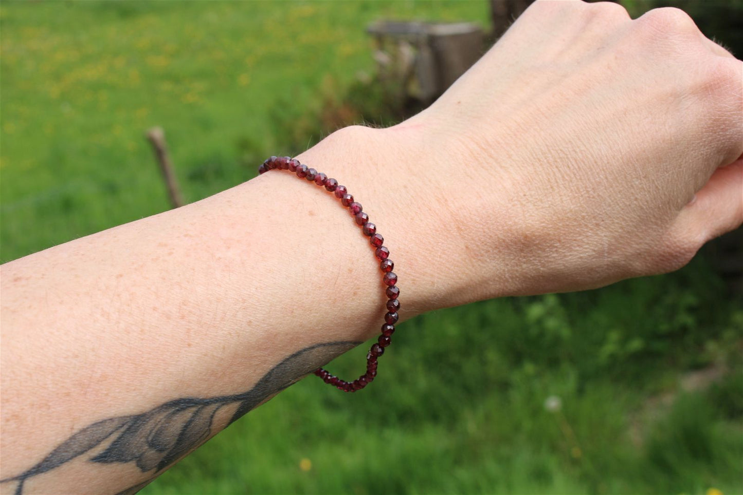 1 bracelet élastiqué en grenat à facettes - Aurore Lune