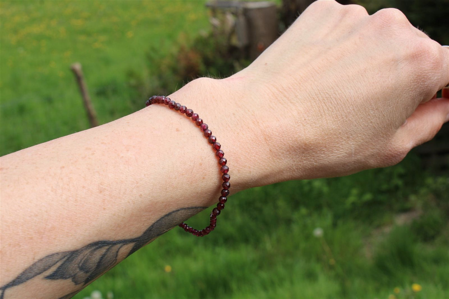 1 bracelet élastiqué en grenat à facettes - Aurore Lune
