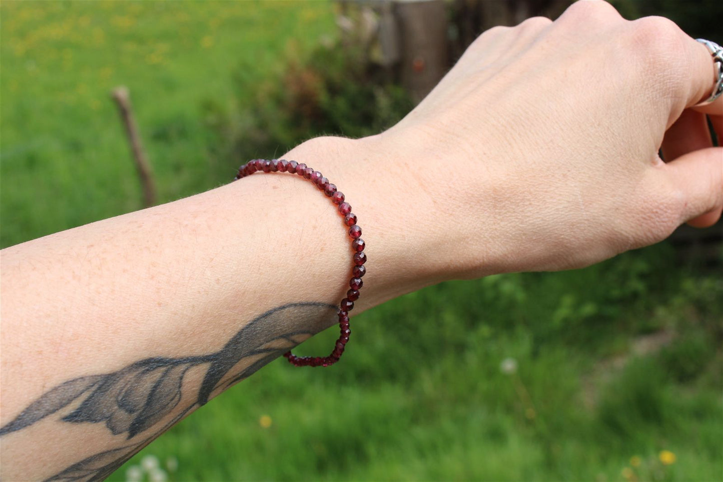 1 bracelet élastiqué en grenat à facettes - Aurore Lune