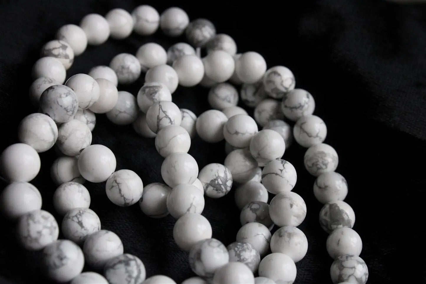 1 bracelet élastique en howlite - Aurore Lune