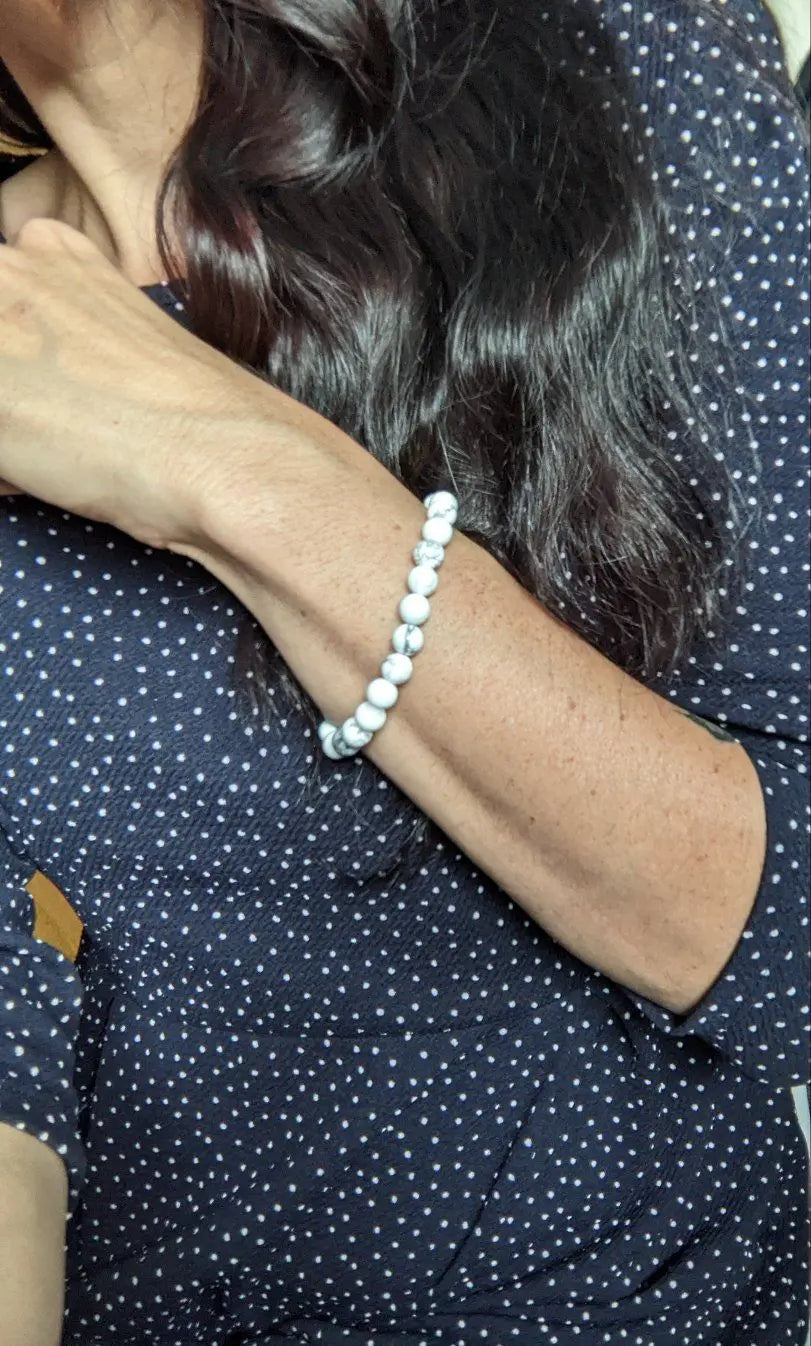 1 bracelet élastique en howlite - Aurore Lune