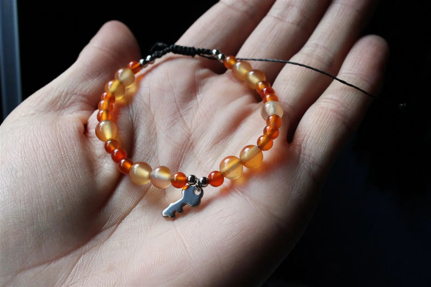 1 bracelet en cornaline avec clé poignet fin - Aurore Lune