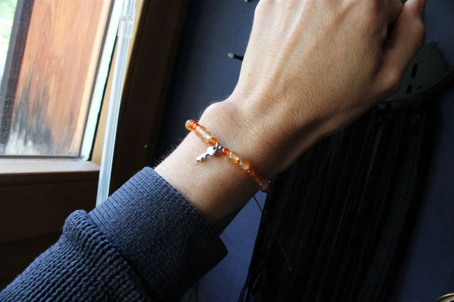 1 bracelet en cornaline avec clé poignet fin - Aurore Lune