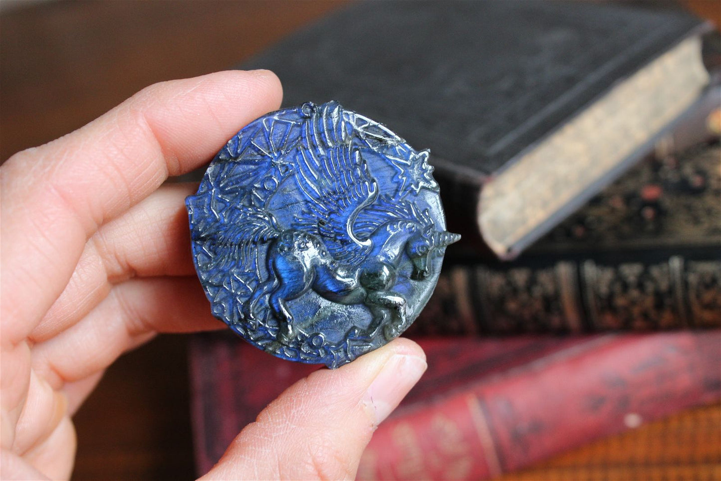 1 cabochon en labradorite licorne ailée - Aurore Lune