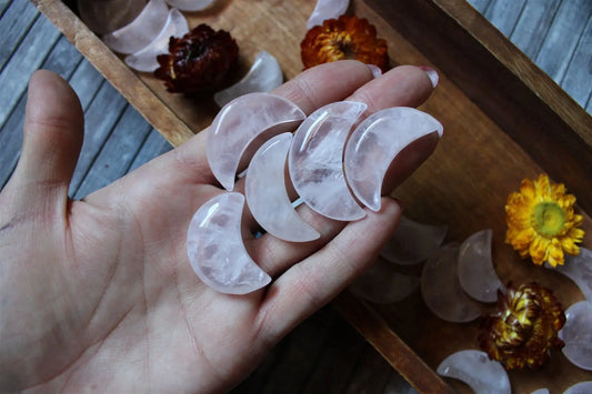1 cabochon lune en quartz rose - Aurore Lune