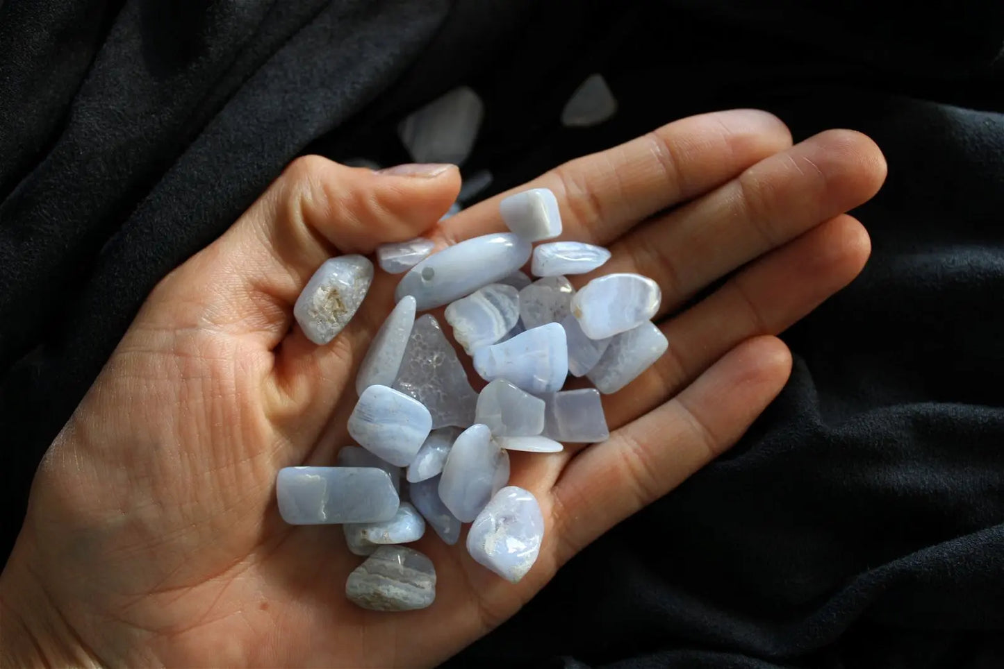 1 calcédoine bleue agate dentelle en chips - Aurore Lune