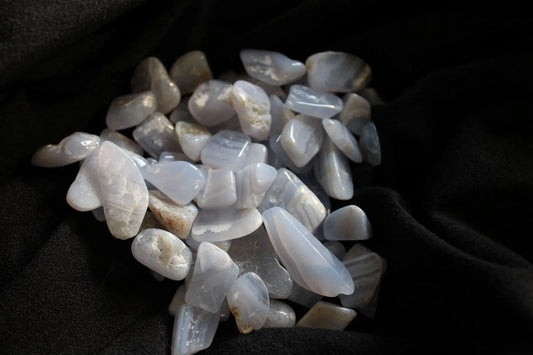1 calcédoine bleue agate dentelle en chips - Aurore Lune