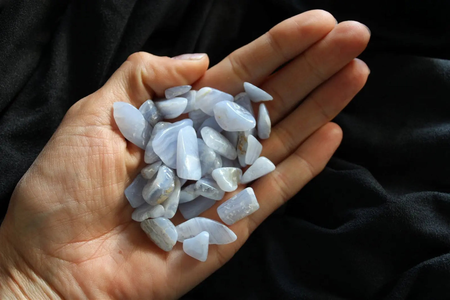 1 calcédoine bleue agate dentelle en chips - Aurore Lune