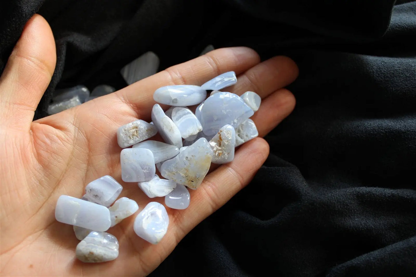 1 calcédoine bleue agate dentelle en chips - Aurore Lune