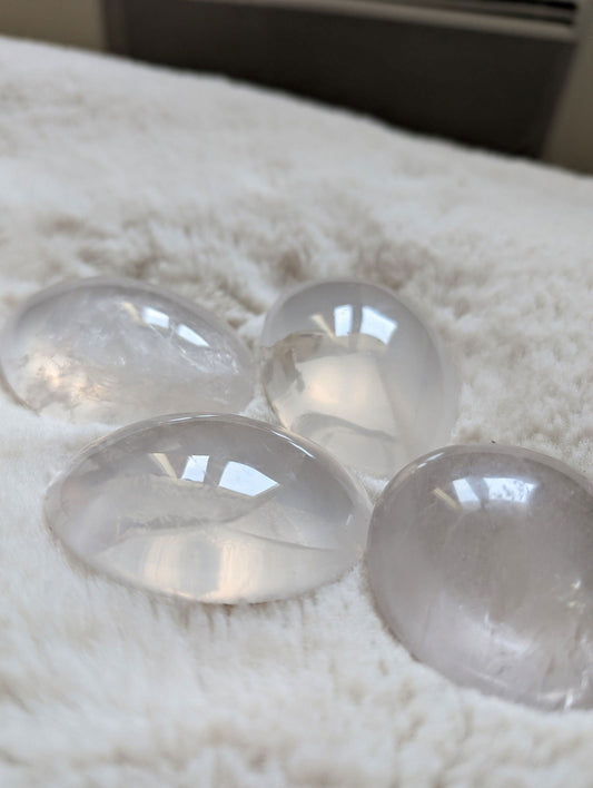 1 galet de Quartz Girasol ou Opalescent - Aurore Lune