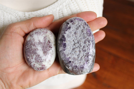 1 galet de lépidolite et une améthyste à poser - Aurore Lune