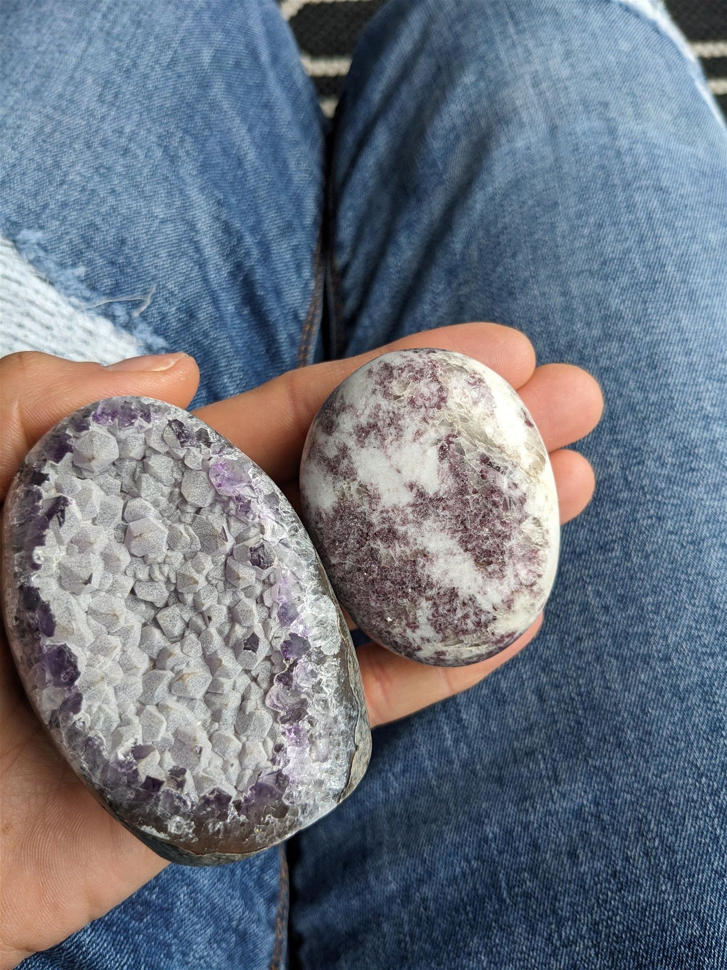 1 galet de lépidolite et une améthyste à poser - Aurore Lune