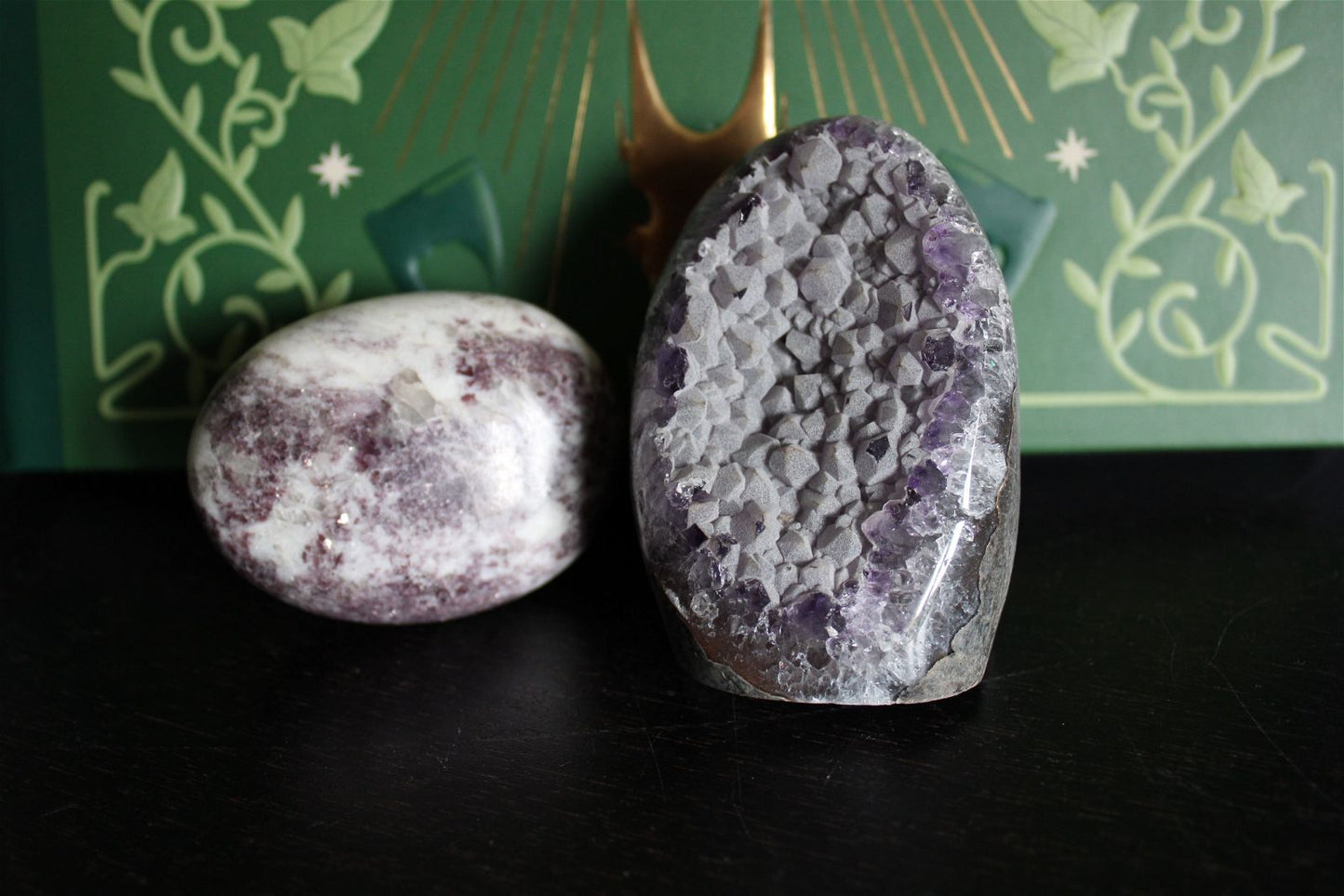 1 galet de lépidolite et une améthyste à poser - Aurore Lune
