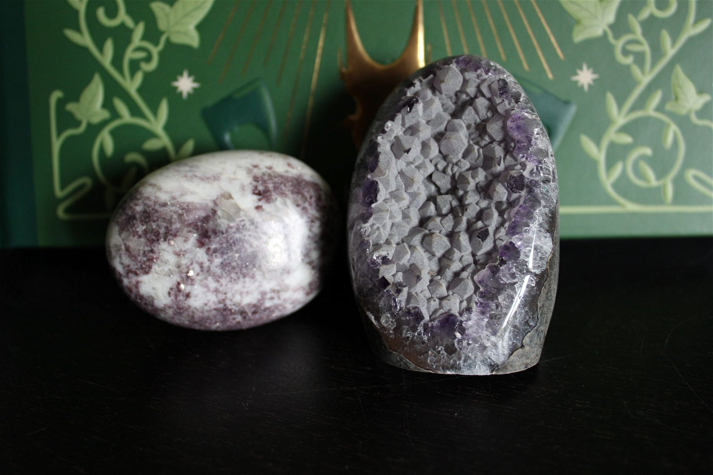 1 galet de lépidolite et une améthyste à poser - Aurore Lune