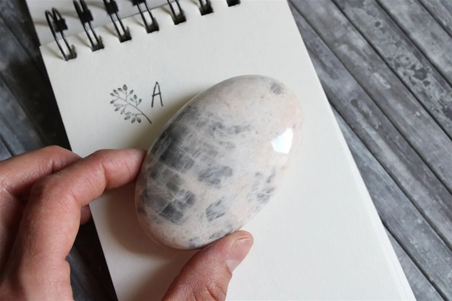 1 galet de "quartz lunaire" - feldspath - Aurore Lune