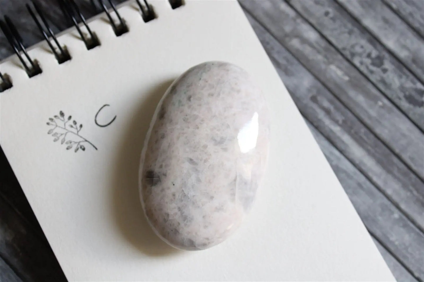1 galet de "quartz lunaire" - feldspath - Aurore Lune