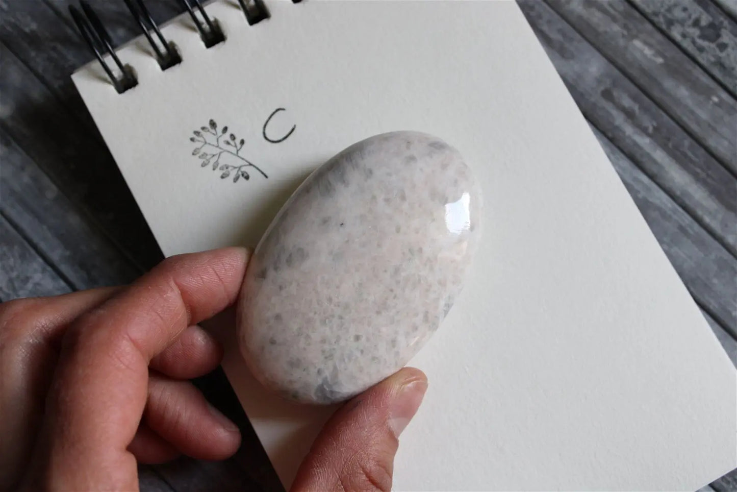 1 galet de "quartz lunaire" - feldspath - Aurore Lune