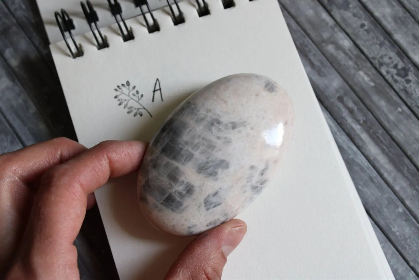 1 galet de "quartz lunaire" - feldspath - Aurore Lune